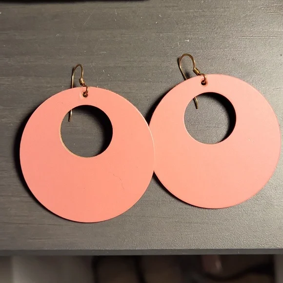 Excellent, like new condition Nickel and Suede Nova Earrings in Coral. - Picture 1 of 2